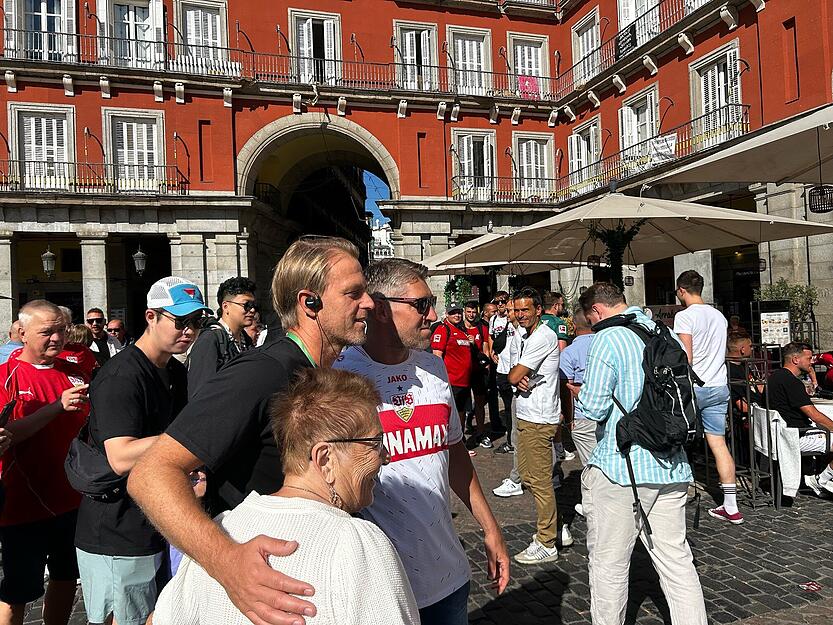 VfB-Fans lassen sich mit Ex-Keeper Timo Hildebrand ablichten.