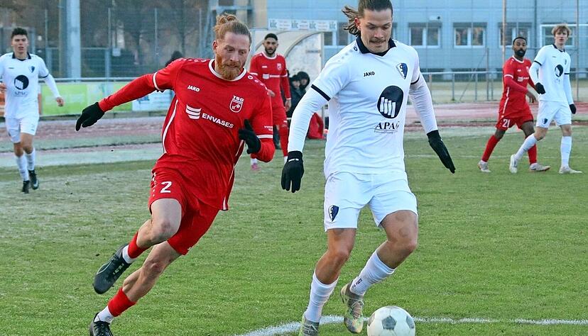 Zuletzt fehlte den &Ouml;hringern um Dionysios Pantelis (links) der letzte Tick. Dadurch ist der Landesligist in diesem Jahr noch ohne Sieg. Dies soll sich an diesem Samstag gegen den TV Oeffingen &auml;ndern.
Foto: Kurt Gesper