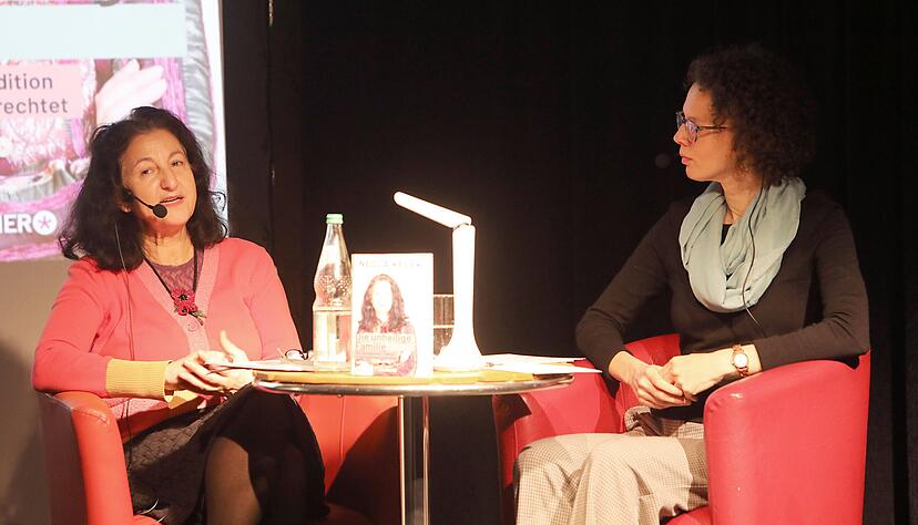 Autorin Necla Kelek (li.) präsentierte am Dienstag im Deutschhof ihr Buch "Die unheilige Familie" und diskutierte mit VHS-Mitarbeiterin Katrin Gilliar.
Foto: Matthias Heibel Autorin Necla Kelek (li.) präsentierte am Dienstag im Deutschhof ihr Buch "Die unheilige Familie" und diskutierte mit VHS-Mitarbeiterin Katrin Gilliar.
Foto: Matthias Heibel