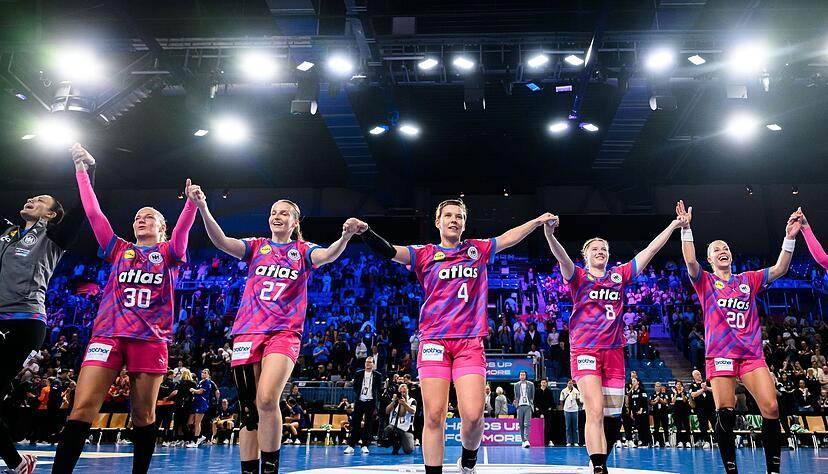 Die deutschen Handballerinnen bejubeln den 27:22-Sieg gegen die Niederlande. Die deutschen Handballerinnen bejubeln den 27:22-Sieg gegen die Niederlande.
