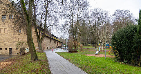 Auf der Grünfläche (rechts), nördlich des Spielplatzes an der Festhalle Leingarten, soll die Wärmepumpe erbaut werden.