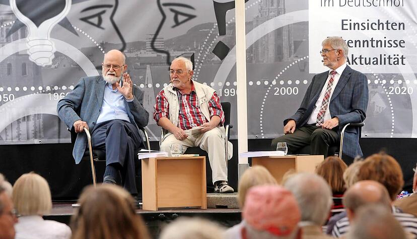 Sonnenschirme als Regenschutz: Christhard Schrenk, Gerhard Schwinghammer und Paul Dieterich (v.r.) sprachen über einen Politiker mit Strahlkraft.Foto: Veigel Sonnenschirme als Regenschutz: Christhard Schrenk, Gerhard Schwinghammer und Paul Dieterich (v.r.) sprachen über einen Politiker mit Strahlkraft.Foto: Veigel