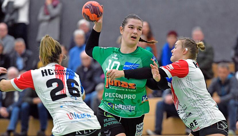 Mit acht Toren war Milena Hack (beim Wurf) Fleins beste Schützin. Gegen den Tabellenführer hatte der Aufsteiger dennoch keine Chance.
Foto: Mario Berger Mit acht Toren war Milena Hack (beim Wurf) Fleins beste Schützin. Gegen den Tabellenführer hatte der Aufsteiger dennoch keine Chance.
Foto: Mario Berger