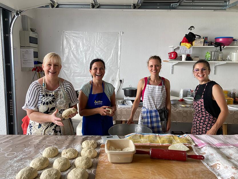 Die Backfrauen vom Musikverein Erlenbach bereiten den Teig vor.