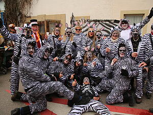 Farbenfrohe Kost&uuml;me pr&auml;gen das Bild beim traditionellen Faschingsumzug in der Eppinger Innenstadt.