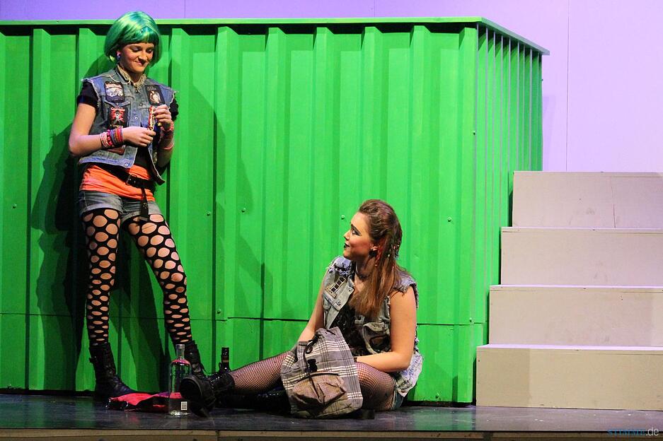 "Ab in den Container": Theater in Hollenbach |