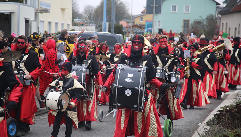 Mit Guggenmusik heizen die Morschbachdeifel aus Bad Wimpfen beim Umzug der Wolfsstecher in Bad Rappenau den Zuschauern ein. Mit Guggenmusik heizen die Morschbachdeifel aus Bad Wimpfen beim Umzug der Wolfsstecher in Bad Rappenau den Zuschauern ein.
