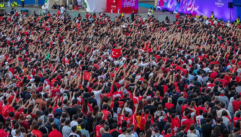 Zahlreiche türkische Fans sehen sich beim Public Viewing das EM-Fußballspiel an.