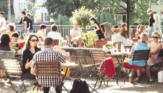 Terrassenatmosphäre mitten in Heilbronn und am Neckar: 120 Plätze bietet unter einem Schnurbaum das Bistro-Lokal Hans im Glück. Fotos: Guido Sawatzki Terrassenatmosphäre mitten in Heilbronn und am Neckar: 120 Plätze bietet unter einem Schnurbaum das Bistro-Lokal Hans im Glück. Fotos: Guido Sawatzki