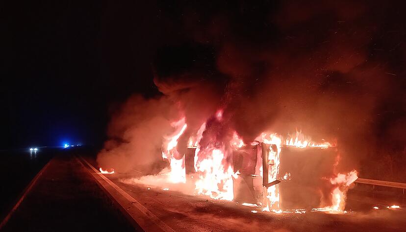 Lichterloh brennt in der Nacht auf Freitag ein Lkw auf der A6 bei Bad Rappenau. Lichterloh brennt in der Nacht auf Freitag ein Lkw auf der A6 bei Bad Rappenau.