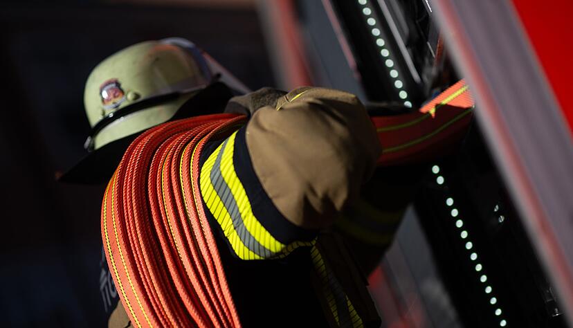 Drei Feuerwehrleute wurden verletzt. (Symbolbild) Drei Feuerwehrleute wurden verletzt. (Symbolbild)