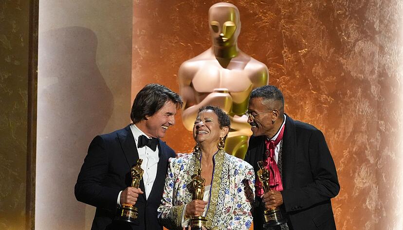 Tom Cruise (links), Debbie Allen und Wynn Thomas (rechts), Gewinner von Ehrenpreisen der Academy. Drei Ehren-Oscars und ein weiterer Sonderpreis wurden bei den 16. Governors Awards verliehen.