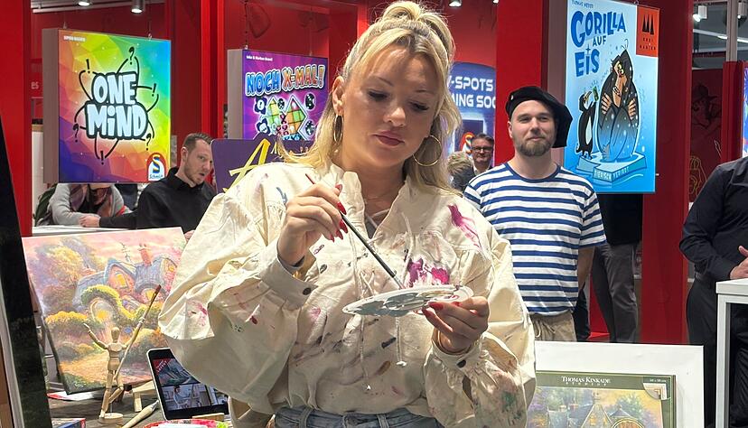 Malen entspannt, meint Evelyn Burdecki. Auf Reisen habe sie aber auch immer ein Spiel dabei.