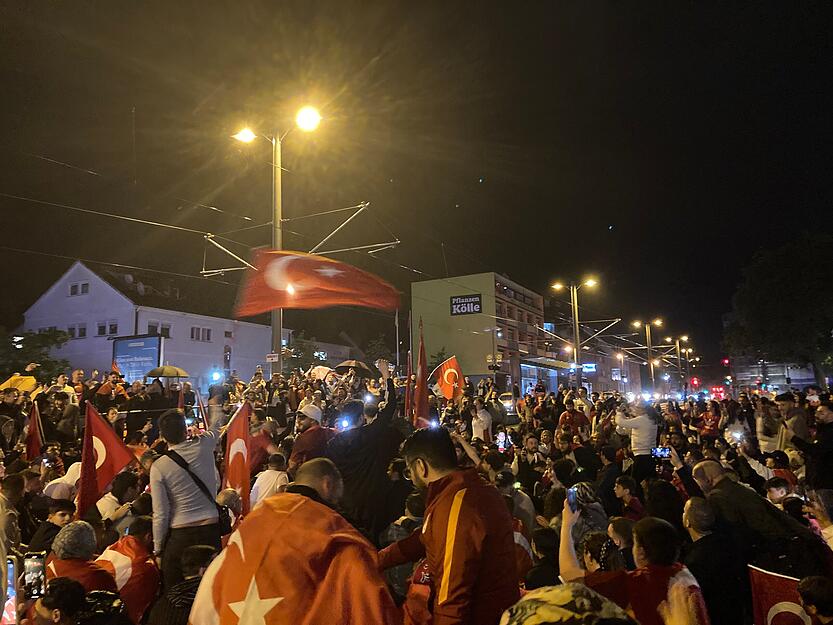 Hunderte, wenn nicht tausende Türkei-Fans strömen in die Innenstadt.