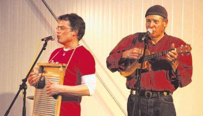 Mit kosmopolitisch-schwäbischem Musikkabarett sorgen Christof Altmann (rechts) und Thilo Stricker für beste Unterhaltung.Foto: Ute Plückthun Mit kosmopolitisch-schwäbischem Musikkabarett sorgen Christof Altmann (rechts) und Thilo Stricker für beste Unterhaltung.Foto: Ute Plückthun
