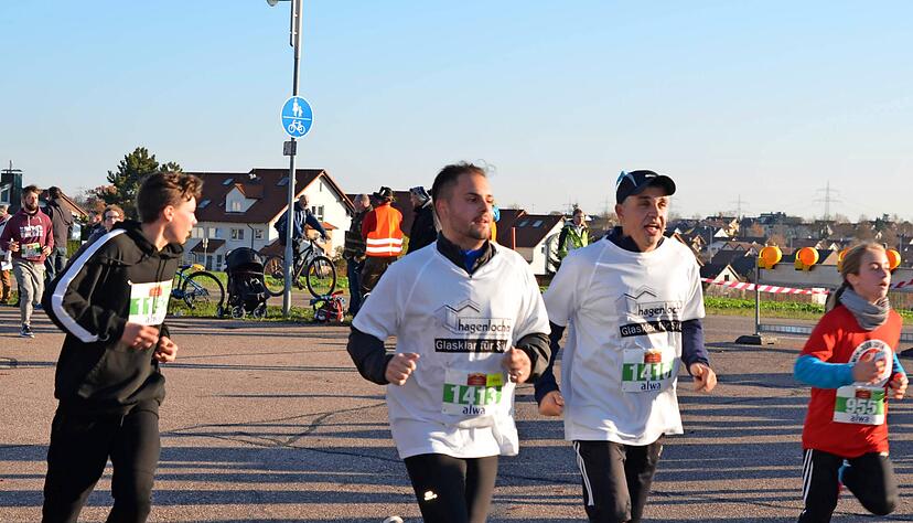 Von sechs bis 78 Jahre reicht die Altersspanne beim Stromberglauf und sie alle geben kurz vor dem Ziel noch einmal Gas.
Foto: Stefanie Pfäffle
