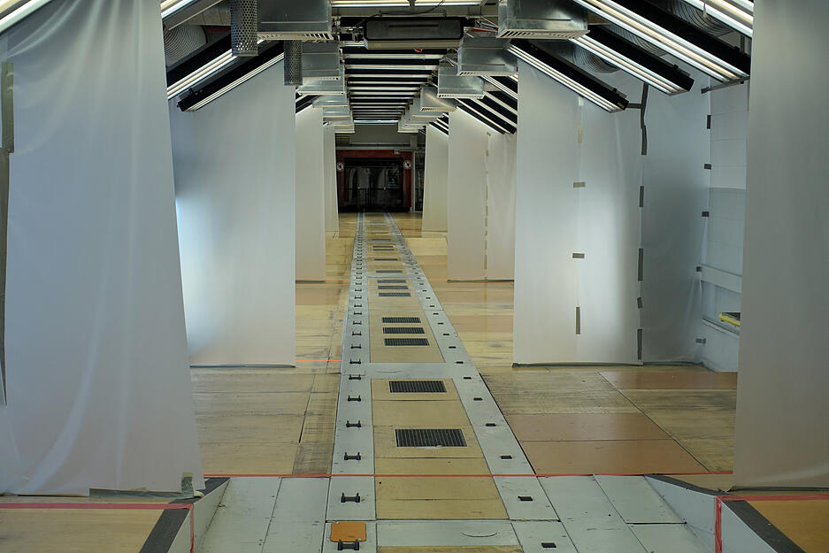 In der Lackiererei werden die Arbeitspl&auml;tze durch Kunststoffplanen abgetrennt.