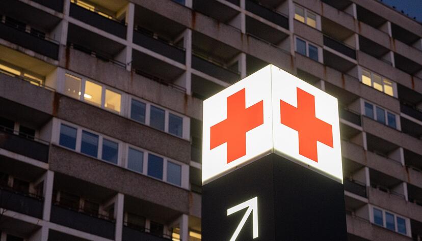Ein Pfeil weist den Weg zur Notaufnahme eines Krankenhauses.