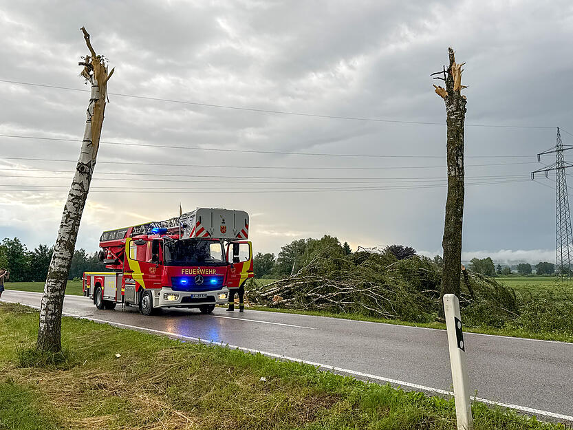Am Ortsrand von Ulm auf der L240 bei Ulm-Donaustetten musste die Feuerwehr anrücken. Am Ortsrand von Ulm auf der L240 bei Ulm-Donaustetten musste die Feuerwehr anrücken.