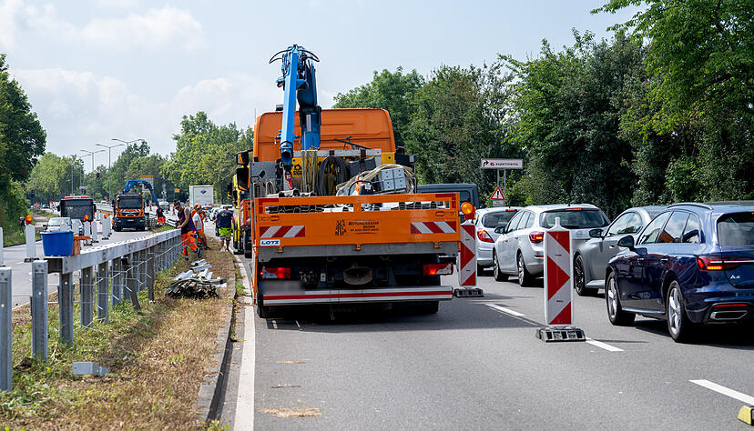 Entlang der B27 werden die Schutzplanken erneuert, die Fahrbahn ist deshalb aktuell nur einspurig befahrbar. Entlang der B27 werden die Schutzplanken erneuert, die Fahrbahn ist deshalb aktuell nur einspurig befahrbar.