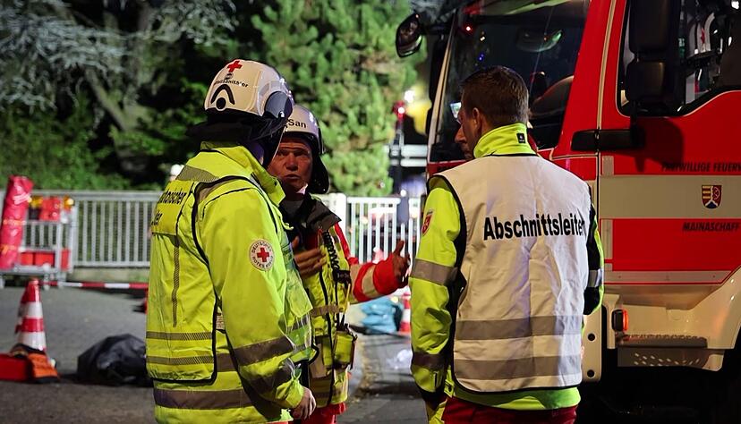 Feuerwehrleute berieten das weitere Vorgehen.