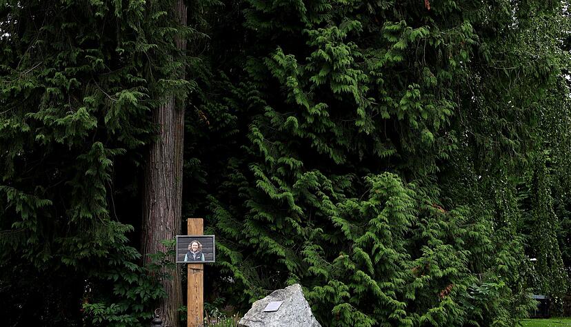 In ihrem Heimatort Garmisch-Partenkirchen gibt es eine kleine Gedenkst&auml;tte im Kurpark. (Archivbild)