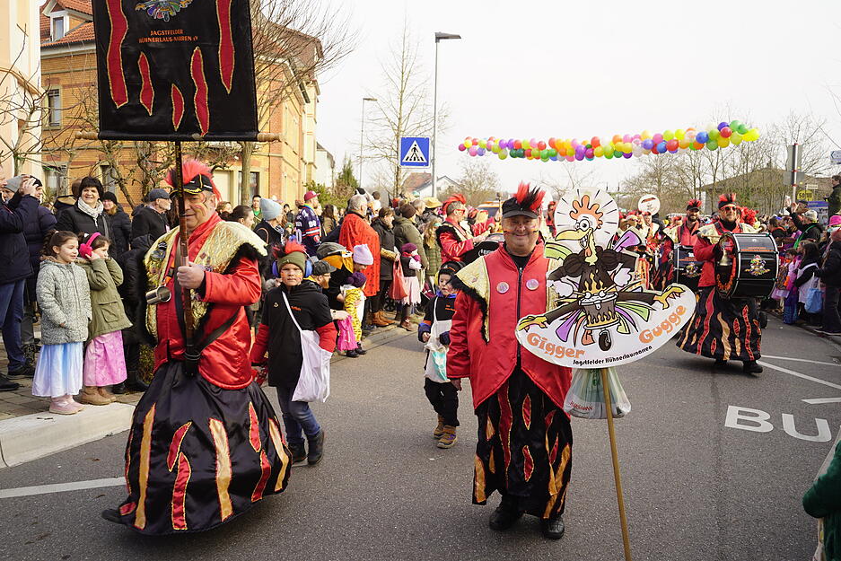 Die Guggenmusiker sorgen für ordentlich Stimmung im Bad Friedrichshaller Stadtteil. Die Guggenmusiker sorgen für ordentlich Stimmung im Bad Friedrichshaller Stadtteil.