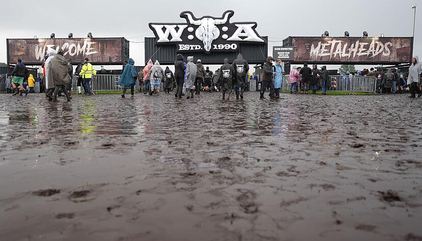 Regenfälle haben den Boden des Festivalgeländes in Schlamm verwandelt. Regenfälle haben den Boden des Festivalgeländes in Schlamm verwandelt.
