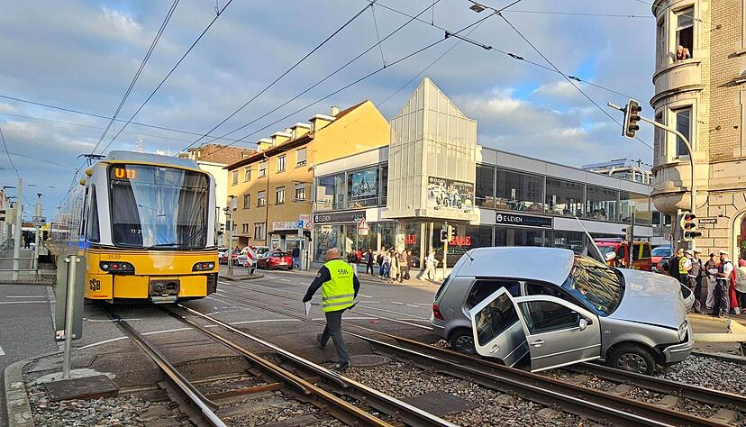 Zur Bergung musste ein Kran der Feuerwehr eingesetzt werden.