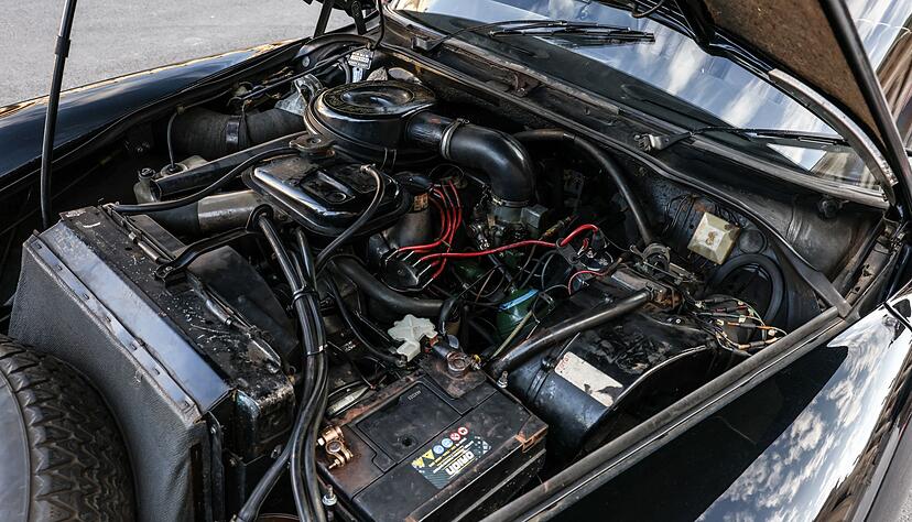 Voil&agrave;, le moteur: Der 2,4 Liter gro&szlig;e Vierzylinder mit 130 PS erm&ouml;glichen in diesem sp&auml;teren Modell fast 190 km/h Spitze.