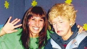 Laura (Sara Appenroth) lacht und Tommy (Petra Frank) greint. Die kleinen Zuschauer in der Kultura hatten ihre Freude an dem Weihnachtsst&uuml;ck.Foto: Regina Koppenh&ouml;fer