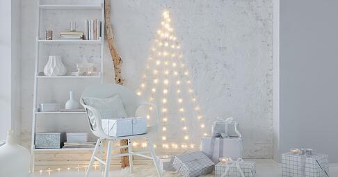 Pflegeleicht, platzsparend und blitzschnell angebracht - ein Weihnachtsbaum aus einer LED-Lichterkette.