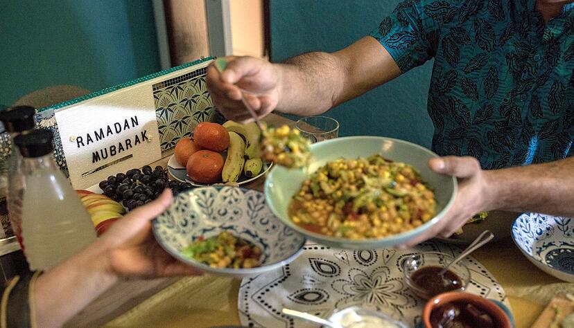 Eine gute Idee, nicht nur für Diabetikerinnen und Diabetiker: Iftar, die Mahlzeit zum Fastenbrechen, mit viel Gemüse ausstatten. Eine gute Idee, nicht nur für Diabetikerinnen und Diabetiker: Iftar, die Mahlzeit zum Fastenbrechen, mit viel Gemüse ausstatten.