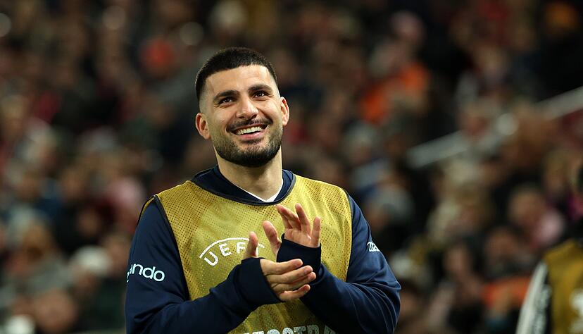 Der Stuttgarter Lokalheld Deniz Undav freut sich über die Rufe der Fans. Der Stuttgarter Lokalheld Deniz Undav freut sich über die Rufe der Fans.