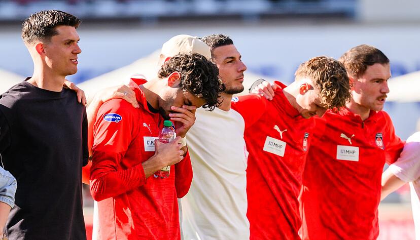 Emotionale Szene: Eren Dinkci wurde mit Sprechch&ouml;ren gefeiert.