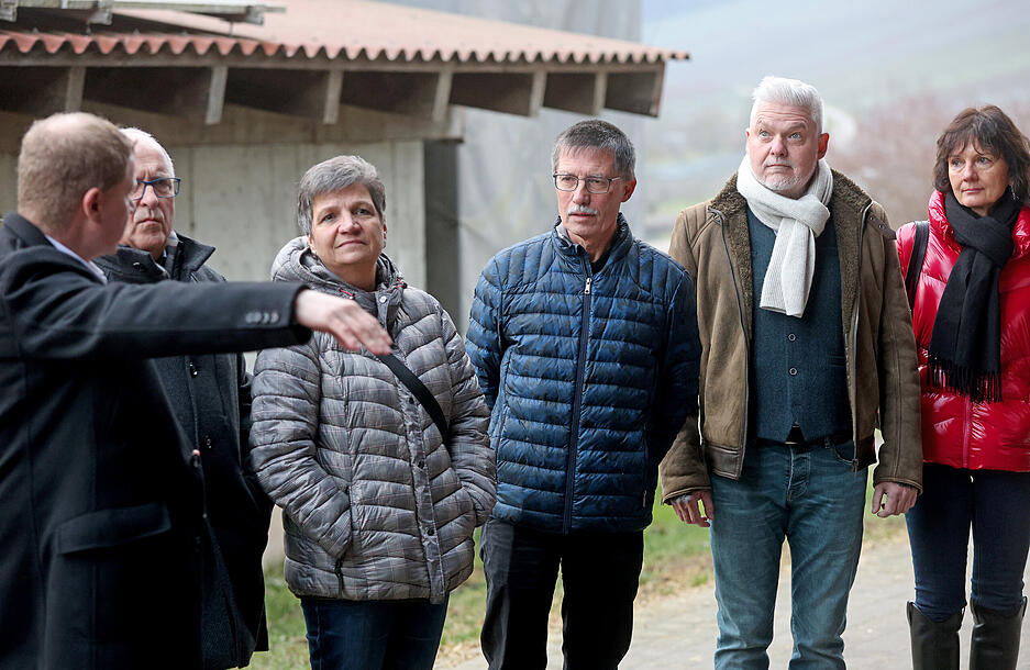 Konrad Weibler führt das von seinen Eltern seit den 1990er Jahren aus einem gemischten Bauernhof erwachsene Multi-Familien-Unternehmen gemeinsam mit seinen Brüdern Lorenz und Christof. Konrad Weibler führt das von seinen Eltern seit den 1990er Jahren aus einem gemischten Bauernhof erwachsene Multi-Familien-Unternehmen gemeinsam mit seinen Brüdern Lorenz und Christof.