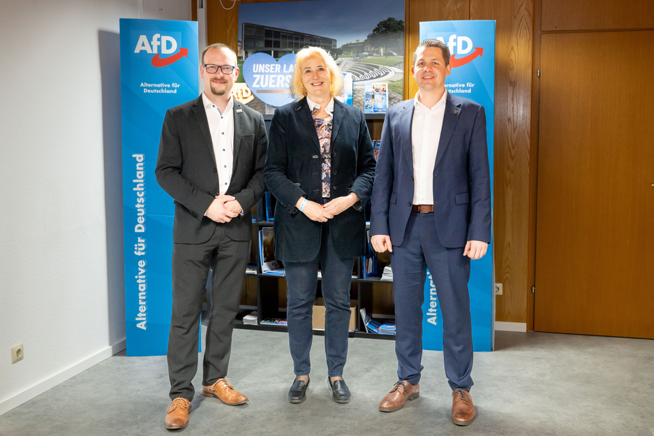 Die AfD-Kandidaten aus Stadt- und Landkreis Heilbronn haben zwar eine Wahlparty gefeiert &ndash; den Ort wollen sie aber nicht &ouml;ffentlich machen. Grund sei, dass es immer wieder Anfeindungen gegen die Wirte gegeben habe, sagt Dennis Klecker (rechts). "Wir sind mit dem Ergebnis sehr zufrieden, es liegt &uuml;ber dem Landesdurchschnitt", sagt der Kandidat f&uuml;r den Wahlkreis Eppingen bei einer Pressekonferenz, die er mit Carola Wolle (Wahlkreis Neckarsulm) und Maximilian Decker (Wahlkreis Heilbronn) abgehalten hat.