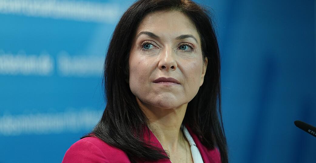 Bundeswirtschaftsministerin Katherina Reiche (CDU) steht derzeit massiv in der Kritik. Nun soll Christine Carboni die Au&szlig;endarstellung Reiches verbessern.