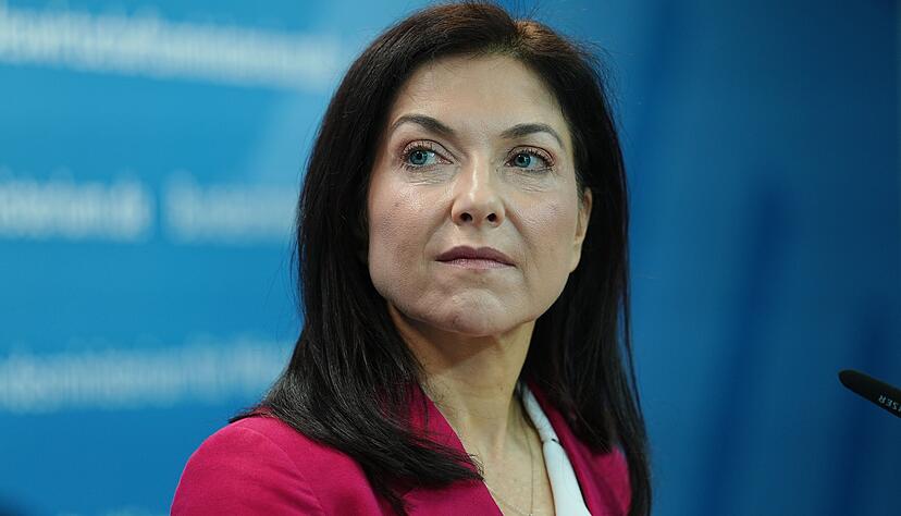 Bundeswirtschaftsministerin Katherina Reiche (CDU) steht derzeit massiv in der Kritik. Nun soll Christine Carboni die Au&szlig;endarstellung Reiches verbessern.