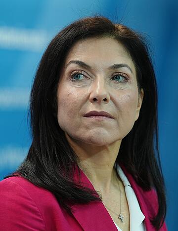 Bundeswirtschaftsministerin Katherina Reiche (CDU) steht derzeit massiv in der Kritik. Nun soll Christine Carboni die Au&szlig;endarstellung Reiches verbessern.