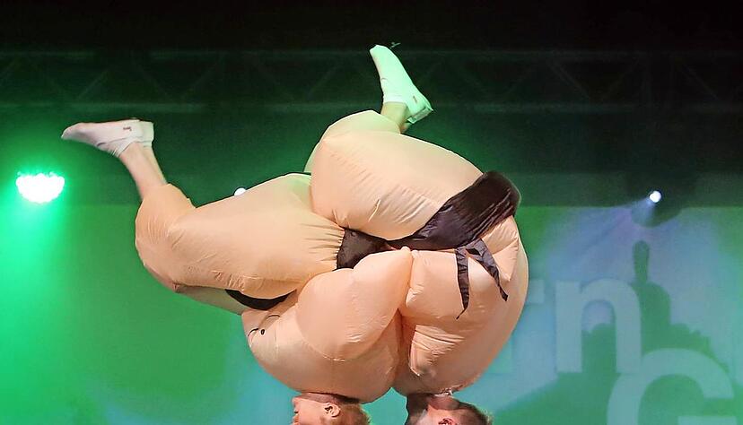 Die Mischung macht die Turn-Gala zu etwas ganz Besonderem (von links): Die Nachwuchsturner des TGV Dürrenzimmern sind vielleicht die Stars von morgen. Stix ist Rollstuhlfahrer, was ihn aber nicht vom Breakdance an Krücken abhält. Und die Sumo Boys machen mit ihrer Trampolinnummer einfach nur Spaß.Fotos: Andreas Veigel Die Mischung macht die Turn-Gala zu etwas ganz Besonderem (von links): Die Nachwuchsturner des TGV Dürrenzimmern sind vielleicht die Stars von morgen. Stix ist Rollstuhlfahrer, was ihn aber nicht vom Breakdance an Krücken abhält. Und die Sumo Boys machen mit ihrer Trampolinnummer einfach nur Spaß.Fotos: Andreas Veigel
