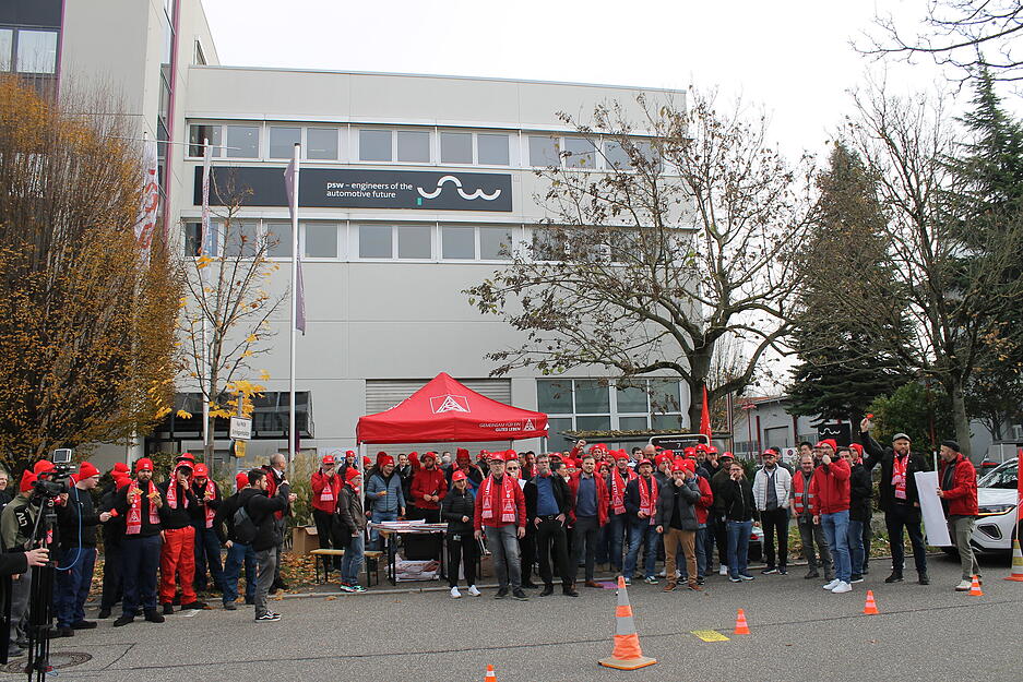 Mitarbeiter blicken angesichts geplanter Umstrukturierungen in eine ungewisse Zukunft. Mitarbeiter blicken angesichts geplanter Umstrukturierungen in eine ungewisse Zukunft.