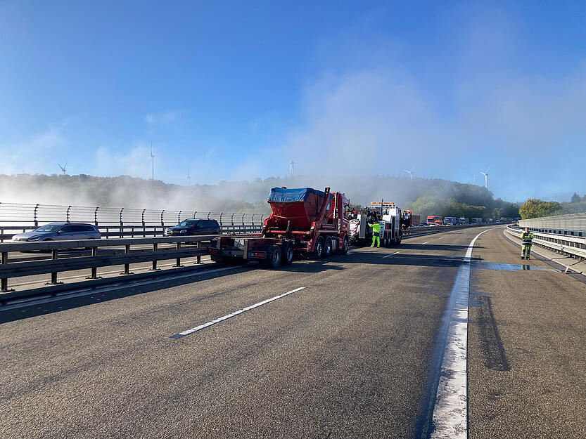 Unfall A81 | Lkw verliert Ladung bei Möckmühl Unfall A81 | Lkw verliert Ladung bei Möckmühl