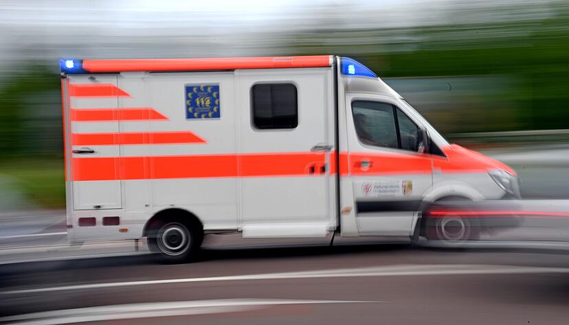 Ein Krankenwagen ist mit Blaulicht auf Einsatzfahrt. Ein Krankenwagen ist mit Blaulicht auf Einsatzfahrt.