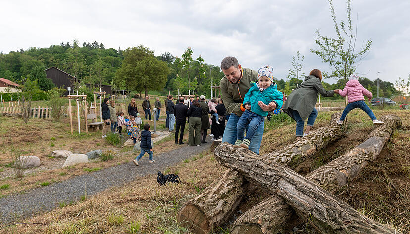 Beim ersten Mal braucht es noch die Hilfe von Mama und Papa. Aber die Kinder werden schnell in der Lage sein, auf den Baumstämmen, die kreuz und quer auf dem Gelände verteilt sind, zu balancieren. Beim ersten Mal braucht es noch die Hilfe von Mama und Papa. Aber die Kinder werden schnell in der Lage sein, auf den Baumstämmen, die kreuz und quer auf dem Gelände verteilt sind, zu balancieren.