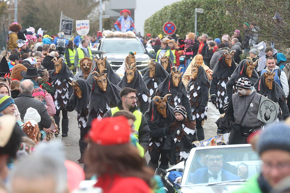 Rund 2000 Teilnehmer aus 65 Vereinen waren beim Umzug dabei. Rund 2000 Teilnehmer aus 65 Vereinen waren beim Umzug dabei.