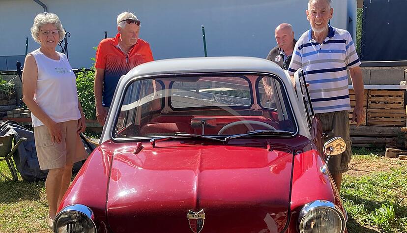Gerhard Keim (v.r.) ist wie Werner Kleber, Werner Hübner und Johanna Keim von Oldtimern und schönen alten Dingen. Die Dinge sind sichtbare Erinnerungen an frühere Zeiten und Anlass für einen Blick zurück.
Fotos: Yvonne Tscherwitschke Gerhard Keim (v.r.) ist wie Werner Kleber, Werner Hübner und Johanna Keim von Oldtimern und schönen alten Dingen. Die Dinge sind sichtbare Erinnerungen an frühere Zeiten und Anlass für einen Blick zurück.
Fotos: Yvonne Tscherwitschke