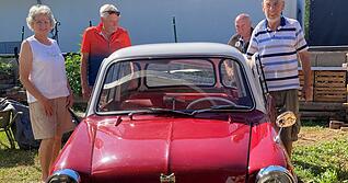Gerhard Keim (v.r.) ist wie Werner Kleber, Werner Hübner und Johanna Keim von Oldtimern und schönen alten Dingen. Die Dinge sind sichtbare Erinnerungen an frühere Zeiten und Anlass für einen Blick zurück.
Fotos: Yvonne Tscherwitschke