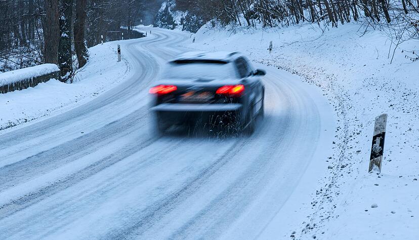 Bergauf steigt in der Regel der Verbrauch. Also lieber vor solchen Streckenabschnitten tanken oder laden. Bergauf steigt in der Regel der Verbrauch. Also lieber vor solchen Streckenabschnitten tanken oder laden.