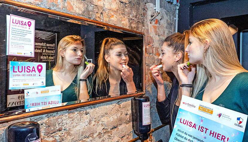 Hinweise am Toilettenspiegel sollen aufklären: Wenn sich eine Frau bedrängt fühlt, kann sie sich mit dem Codewort "Luisa" ans Personal wenden. 
Foto: Mario Berger